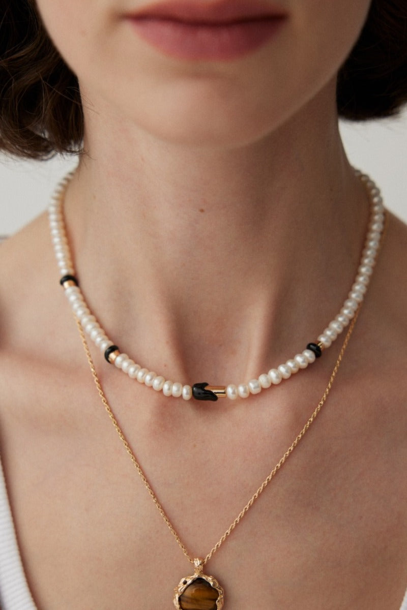 Enamel-Necklace-Wearing-Effect-1