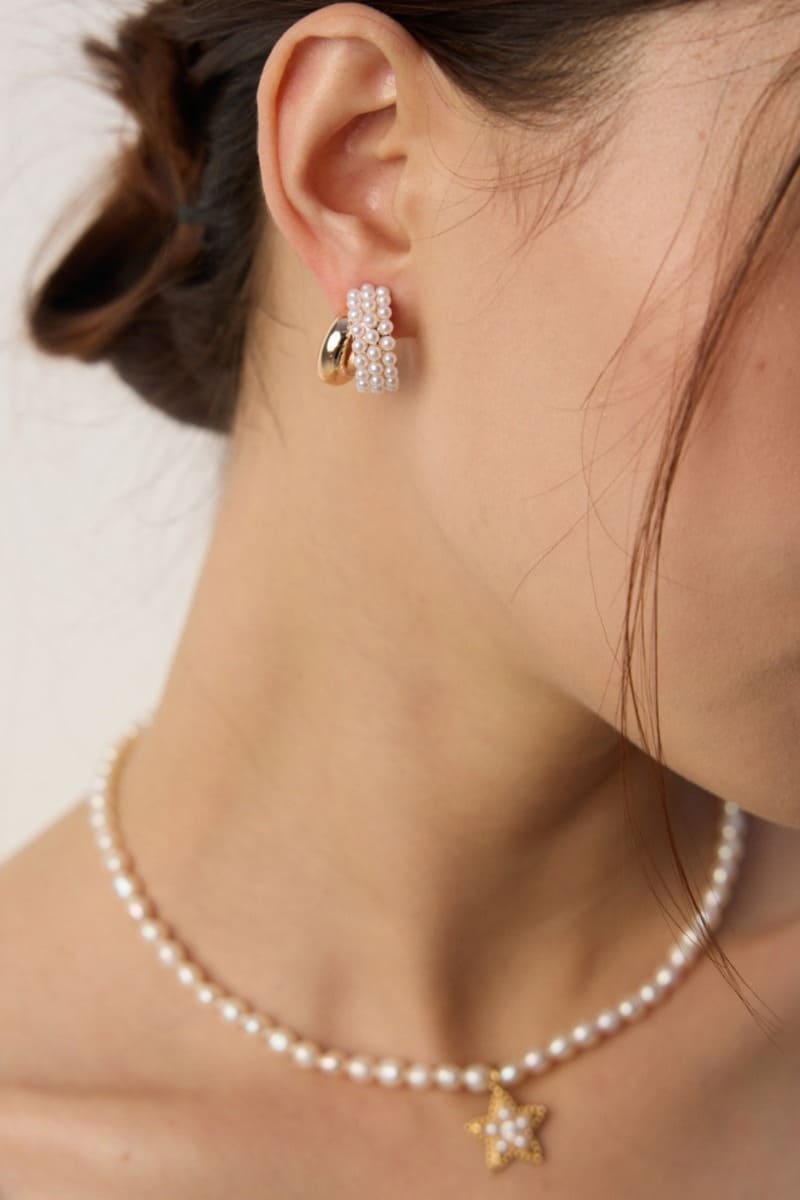 Faux-Pearl-Earrings-Wearing-Effect-1