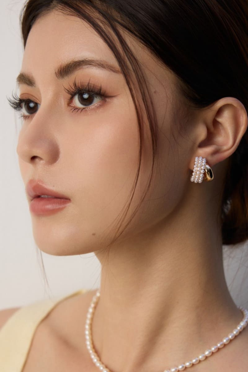 Faux-Pearl-Earrings-Wearing-Effect-2