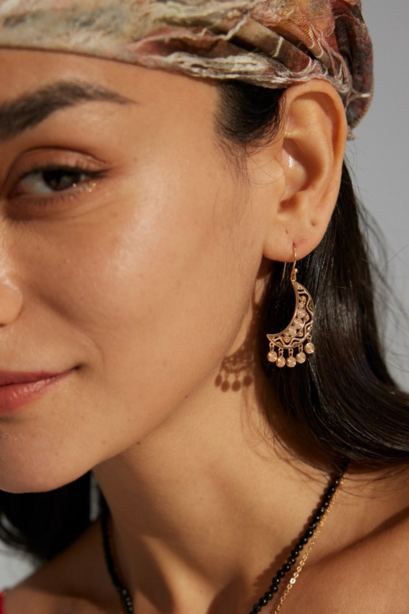 Gold-Earrings-Wearing-Effect-2