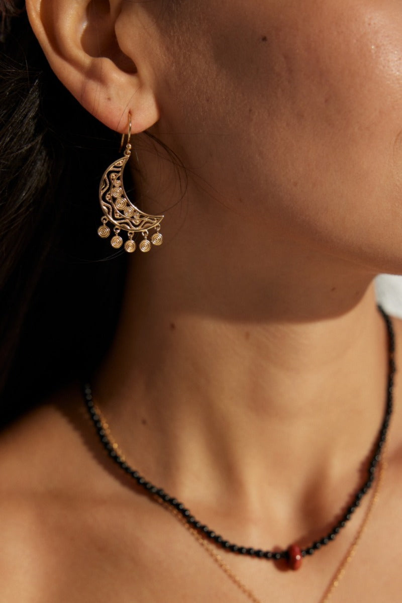 Gold-Earrings-Wearing-Effect-3