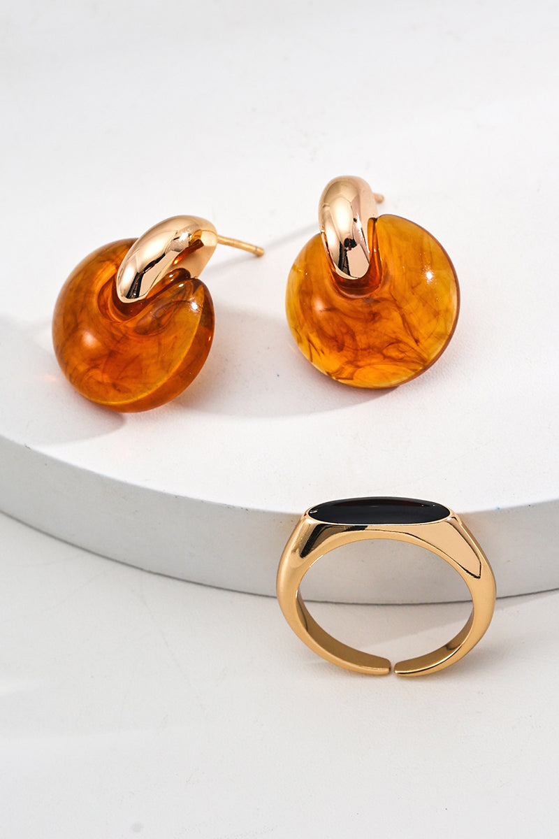 Huggie-Earrings-Details-Display-4