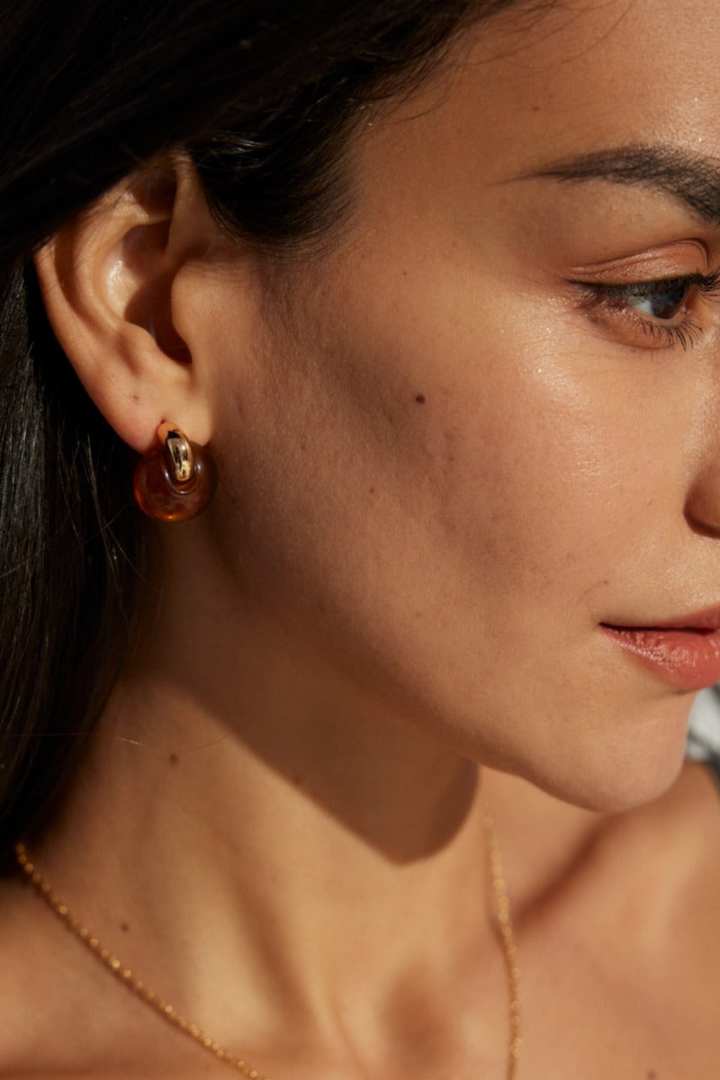 Huggie-Earrings-Wearing-Effect-1
