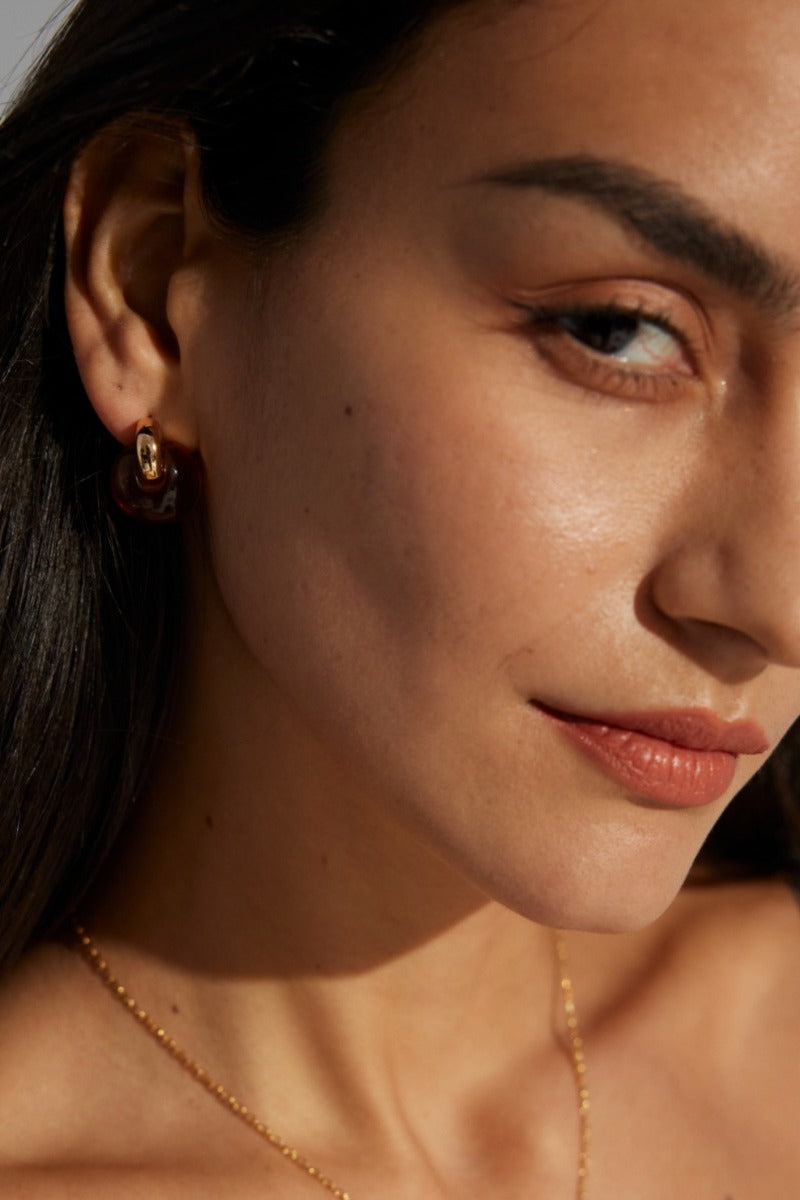 Huggie-Earrings-Wearing-Effect-2