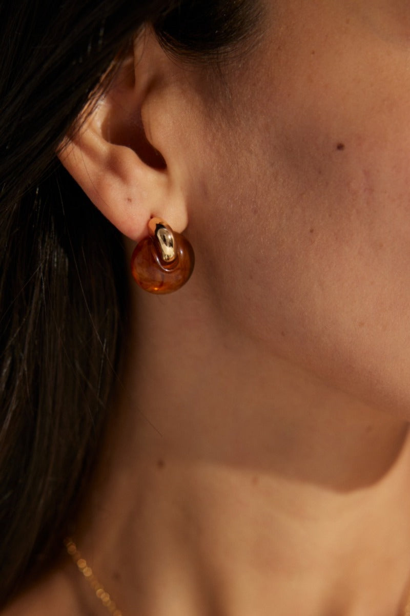 Huggie-Earrings-Wearing-Effect-3
