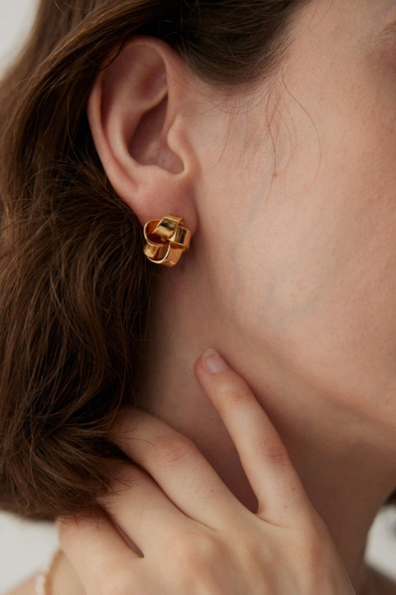 Knot-Earrings-Wearing-Effect-3