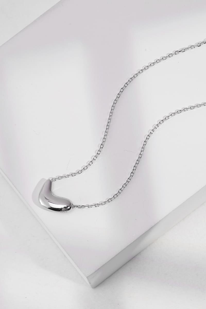 Minimalist-Silver-Necklace-Detail-3