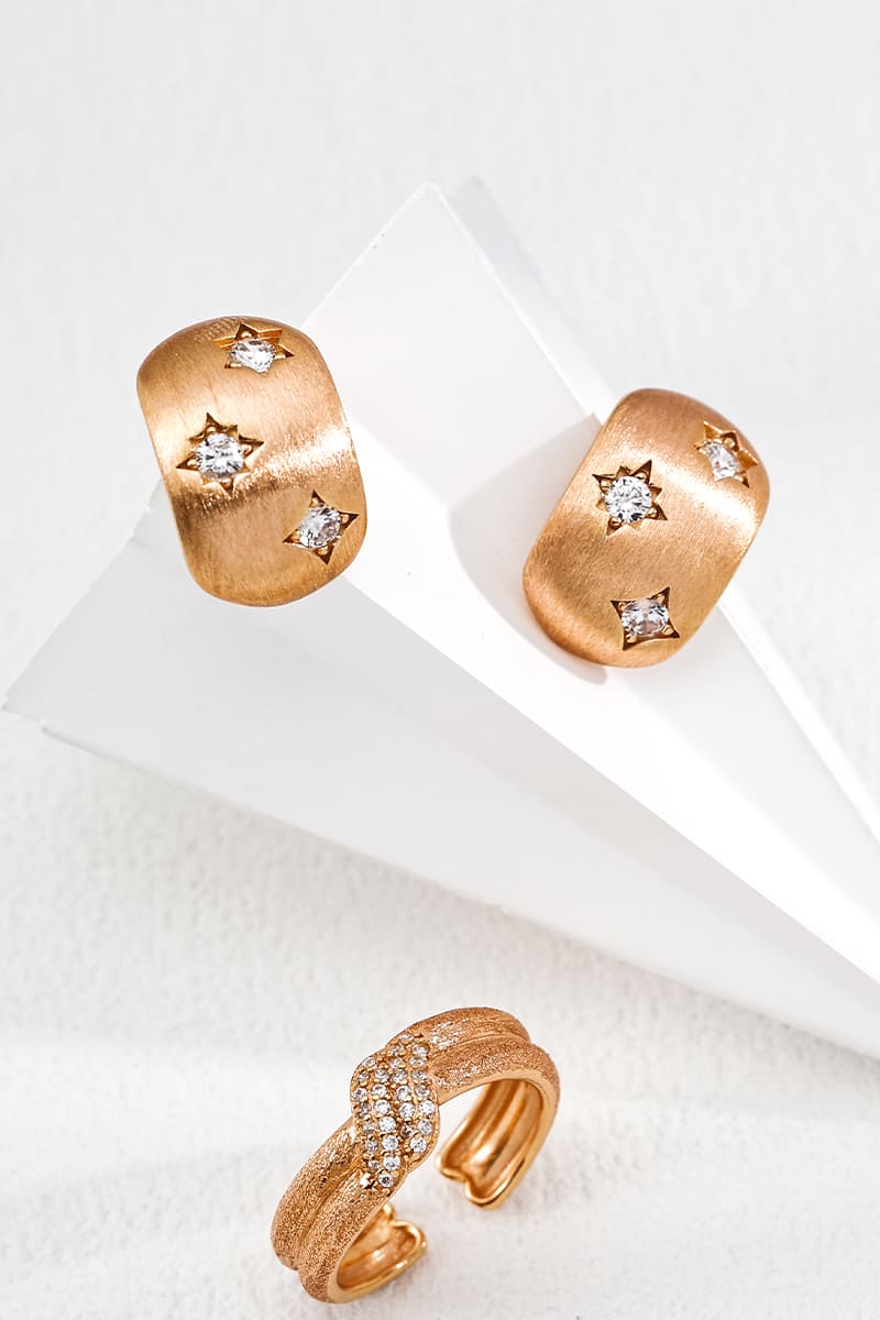 Modern-Earrings-Detail-3