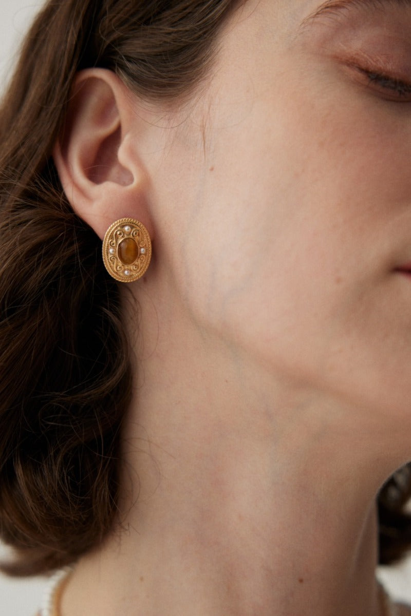 Silver-Earring-Wearing-Effect-3