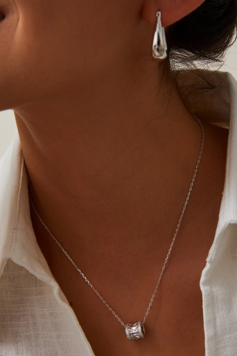 Tube-Necklace-Wearing-Effect