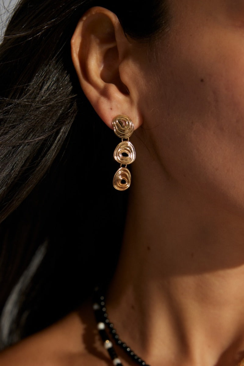 Vintage-Earrings-Wearing-Effect-1