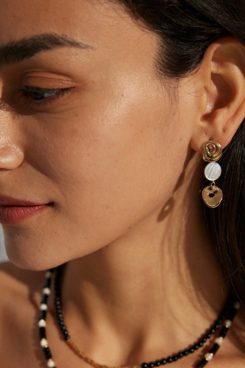 Vintage-Earrings-Wearing-Effect-2