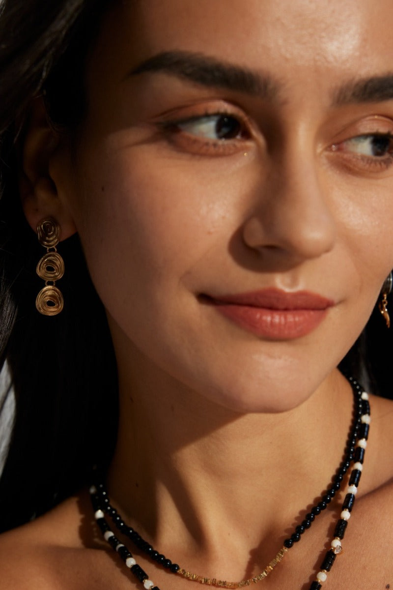 Vintage-Earrings-Wearing-Effect-3