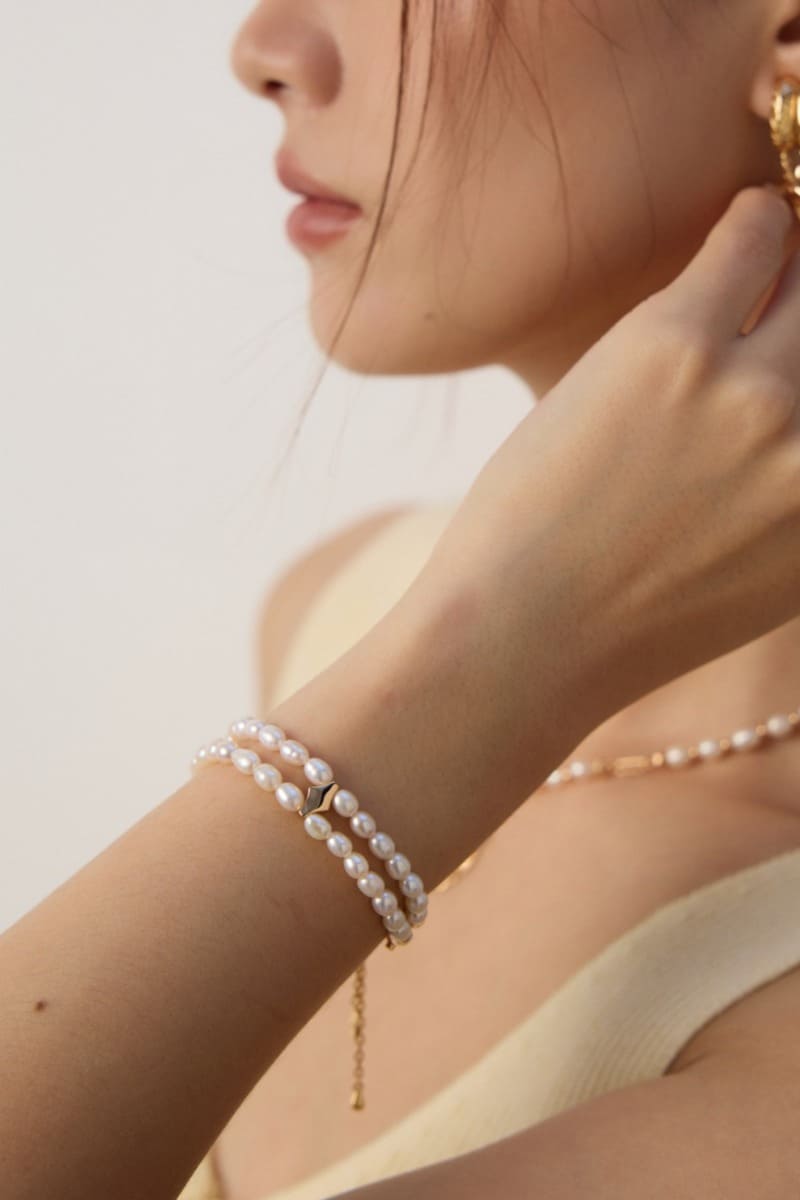 Beaded-Bracelets-For-Women-Wearing-Effect-1