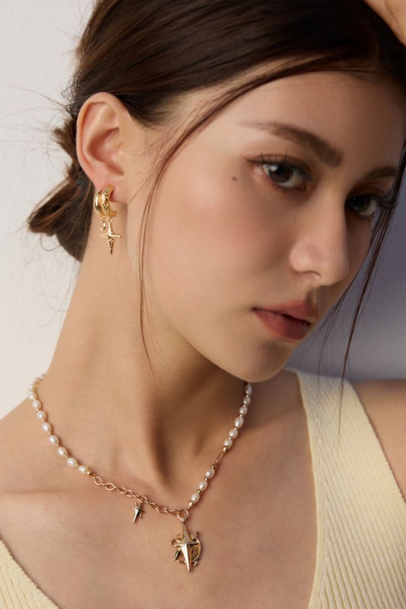 Celestial-Necklace-Wearing-Effect-2