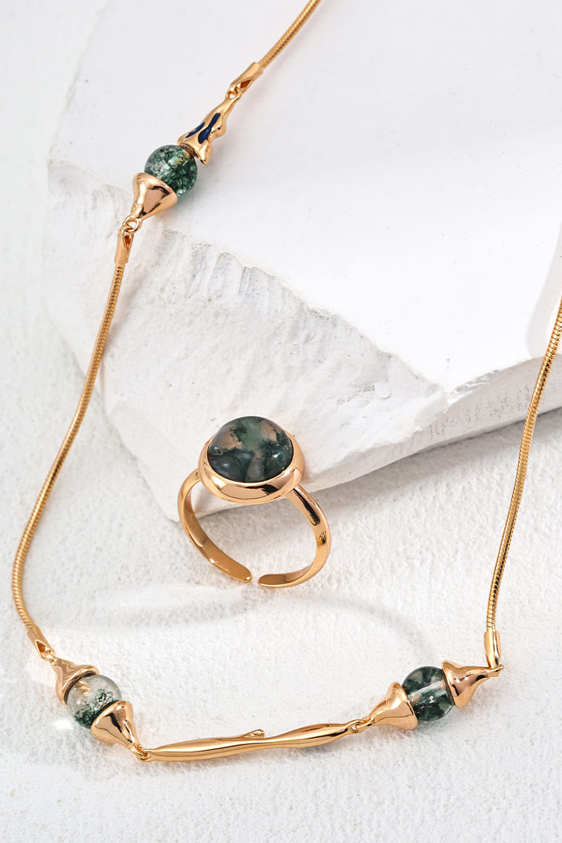 Clavicle-Necklace-Detail-2
