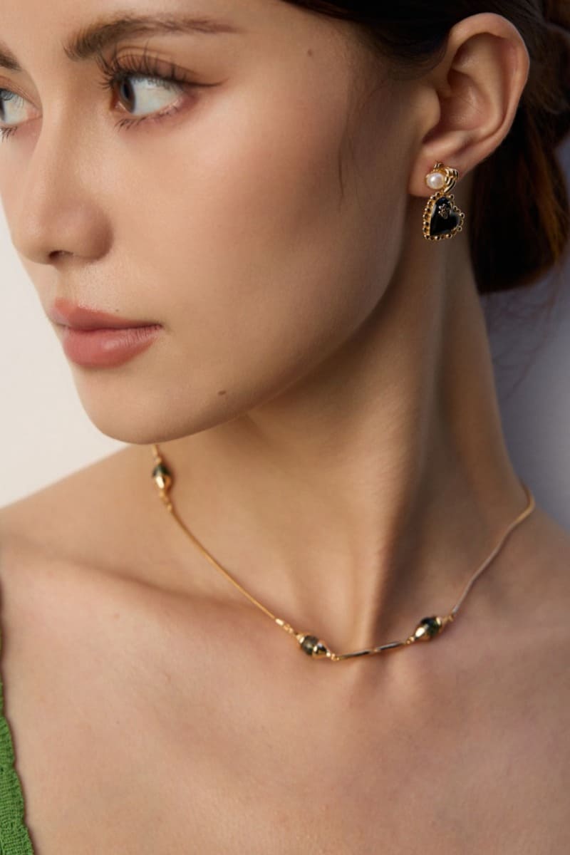 Clavicle-Necklace-Wearing-Effect-2