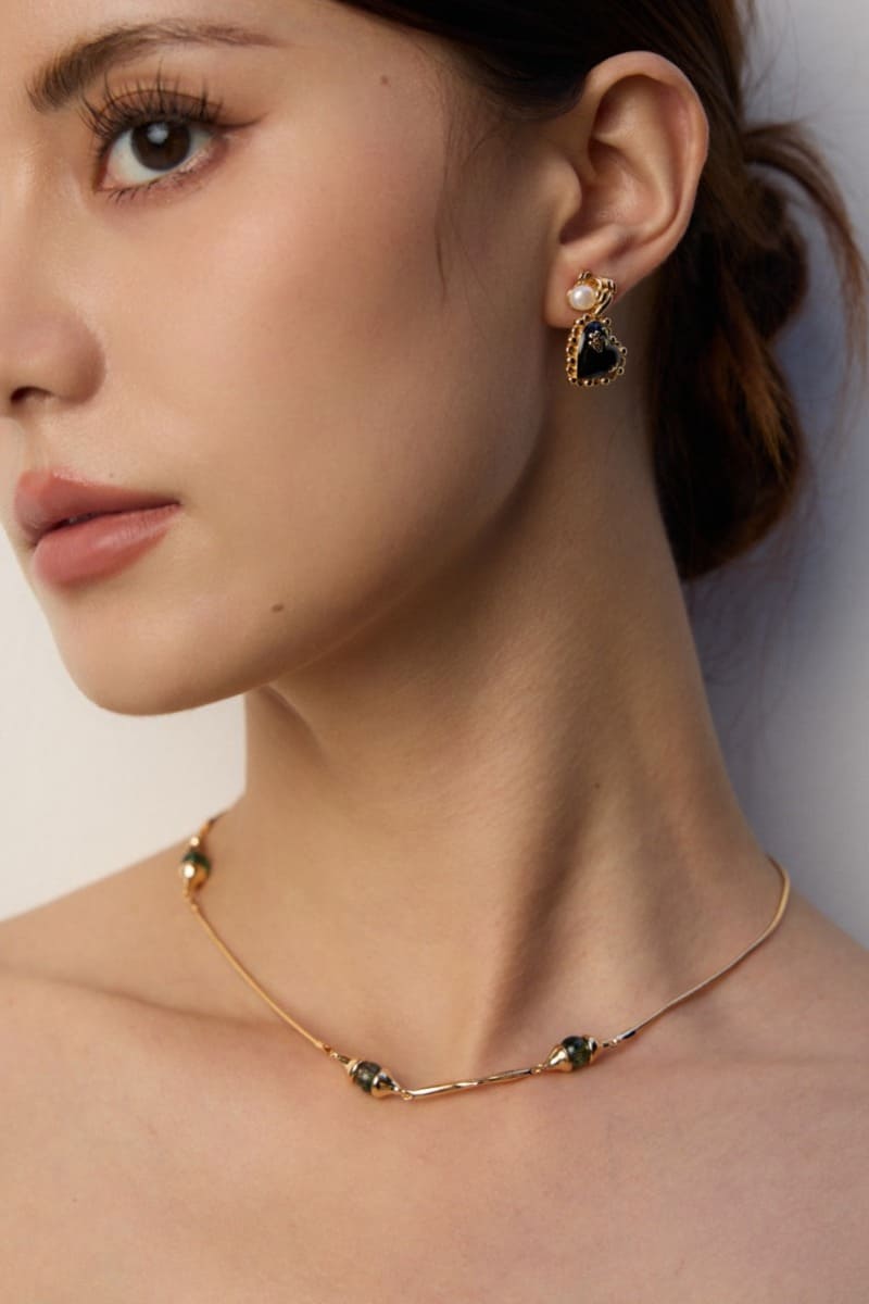 Clavicle-Necklace-Wearing-Effect-3