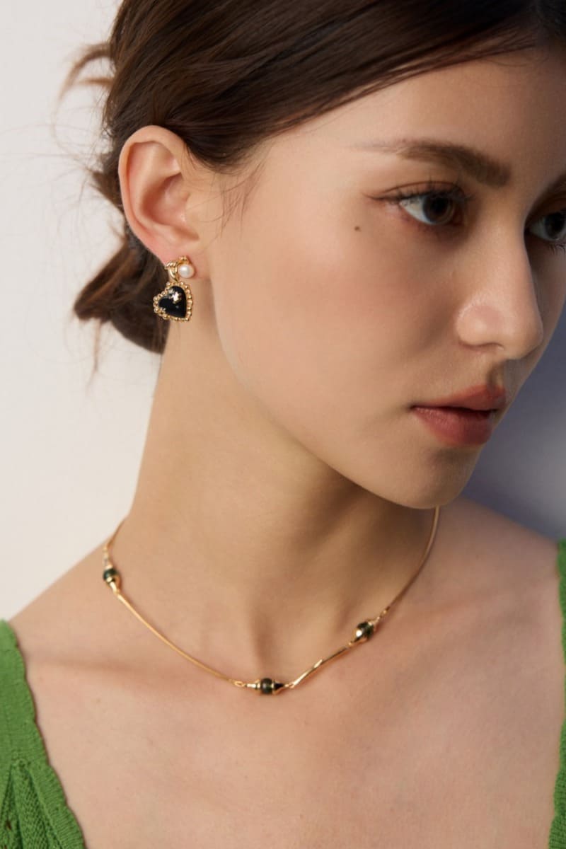 Clavicle-Necklace-Wearing-Effect-4
