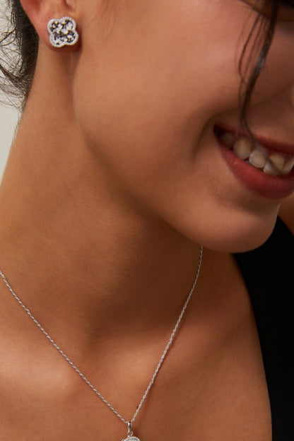 Clover-Earrings-Wearing-Effect