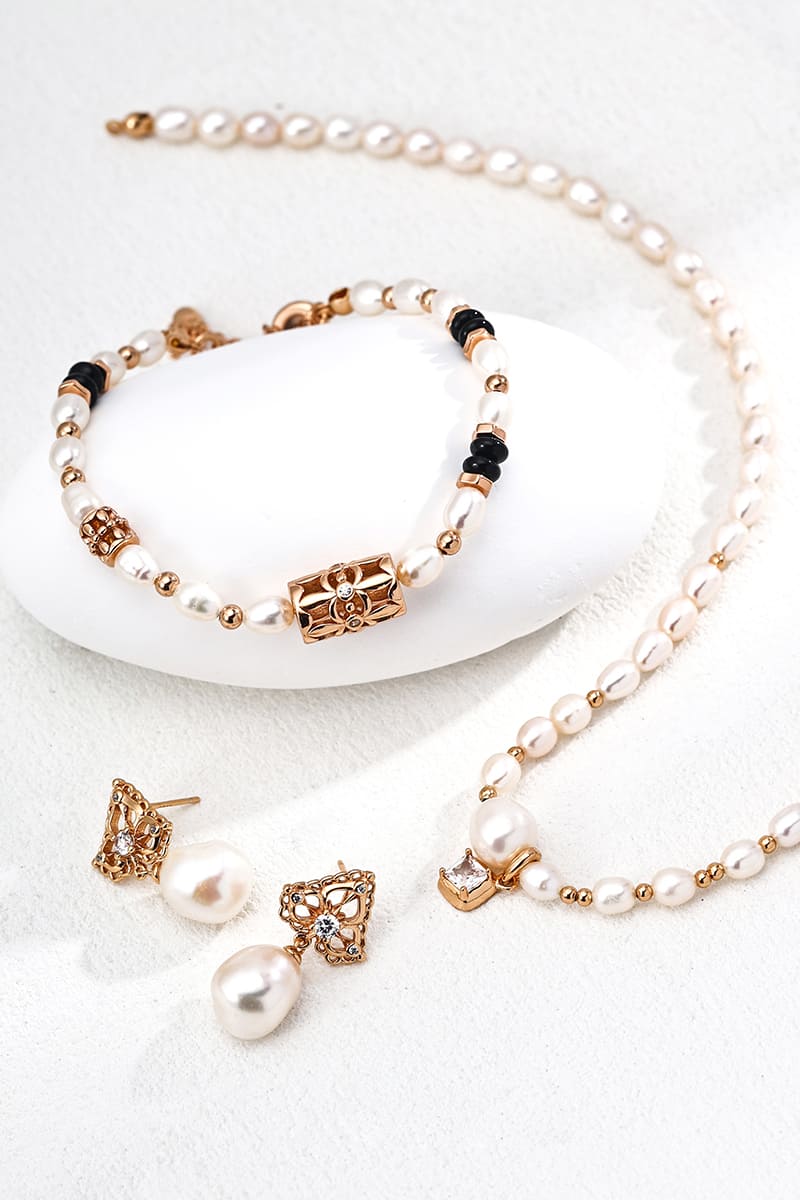 Dainty-Earrings-Detail-3