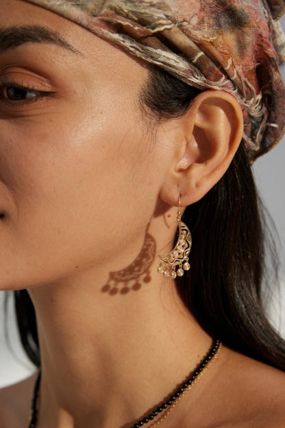 Gold-Earrings-Wearing-Effect-1