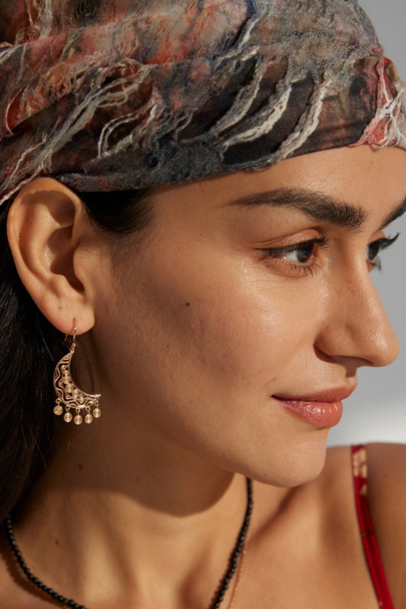 Gold-Earrings-Wearing-Effect-4