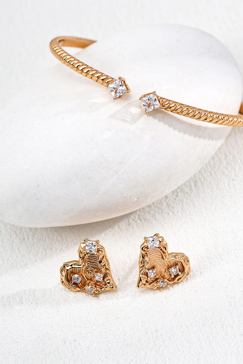 Gold-Heart-Stud-Earrings-Matching-Recommendations-2