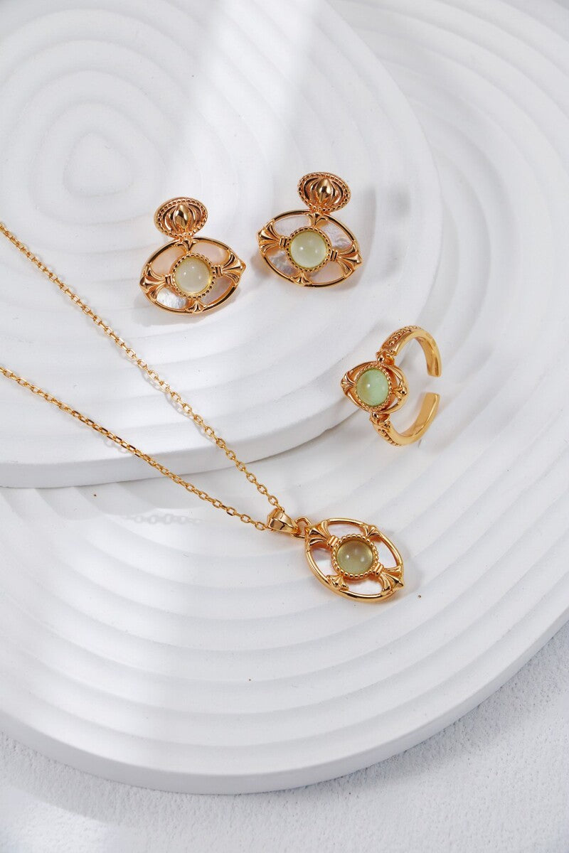 Gold-Necklace-Detail-1