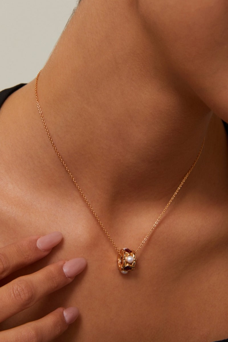 Gold-Pearl-Necklace-Wearing-Effect