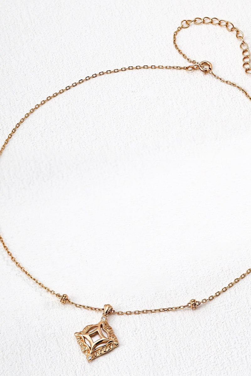 Gold-Pendant-Necklace-Detail-1