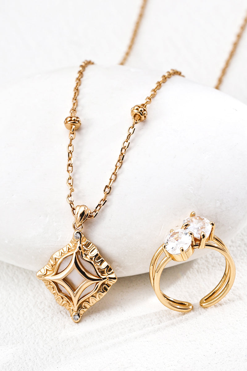 Gold-Pendant-Necklace-Detail-3