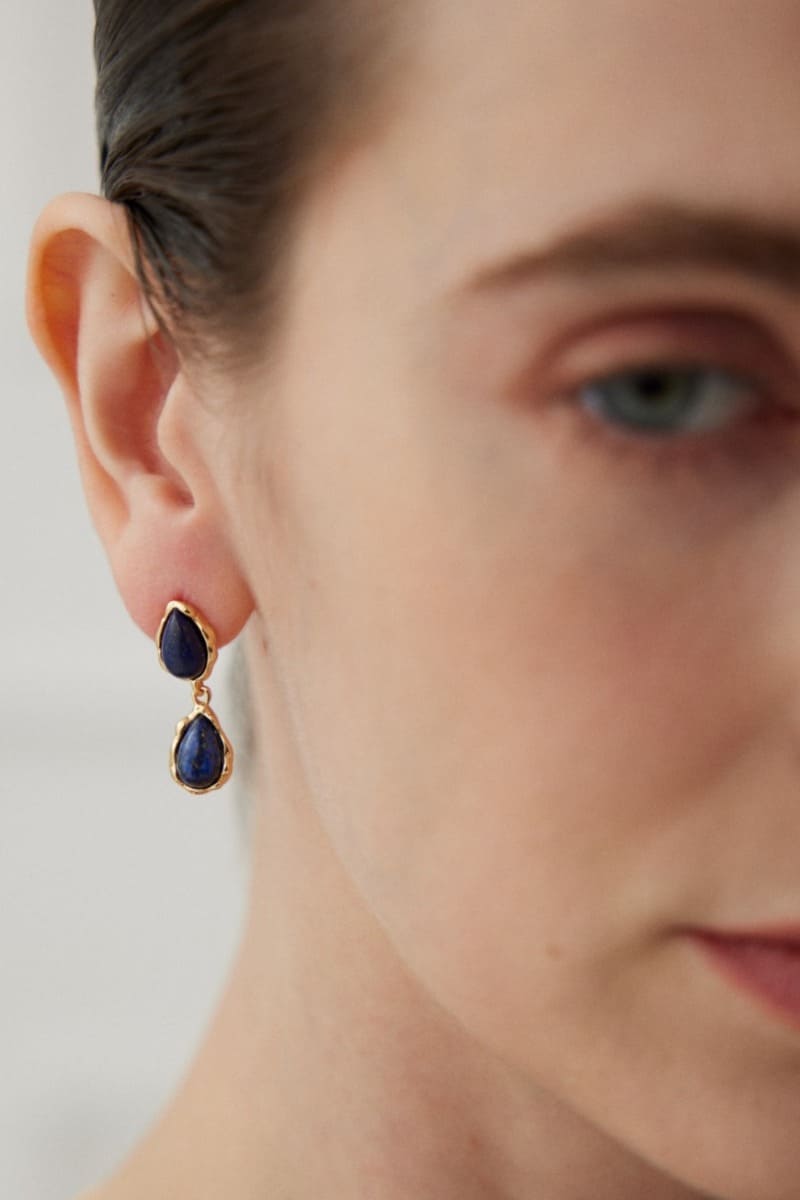 Gold-Plated-Earrings-Wearing-Effect-2