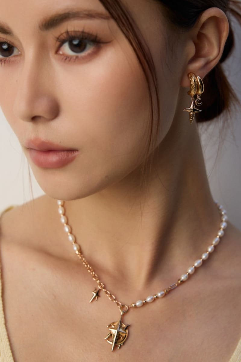 Gothic-Earrings-Wearing-Effect-1