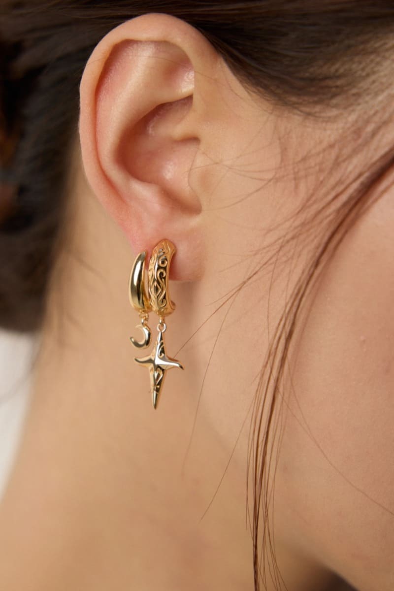 Gothic-Earrings-Wearing-Effect-2