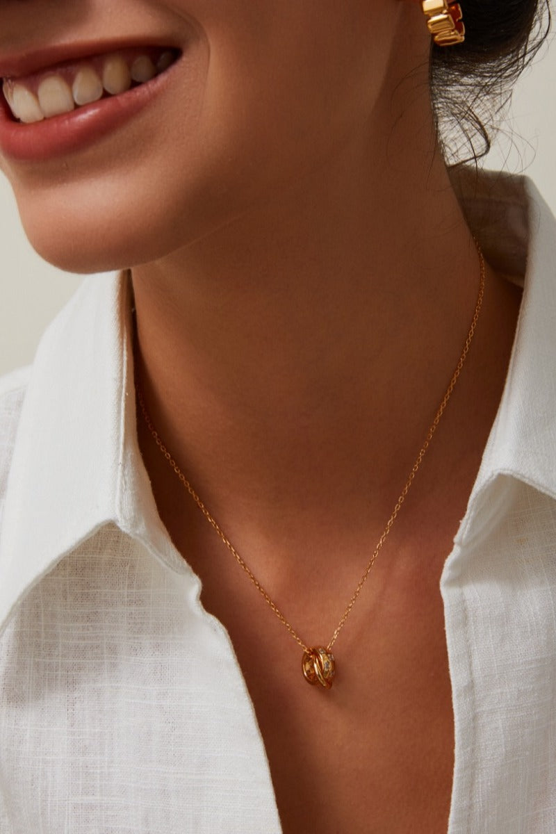 Hoop-Necklace-Wearing-Effect
