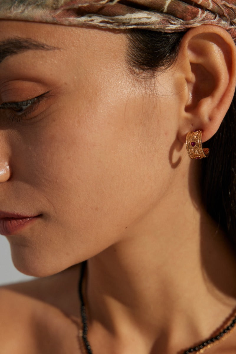 Hypoallergenic-Earrings-Wearing-Effect-2