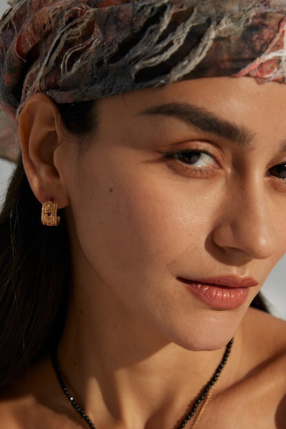Hypoallergenic-Earrings-Wearing-Effect-3