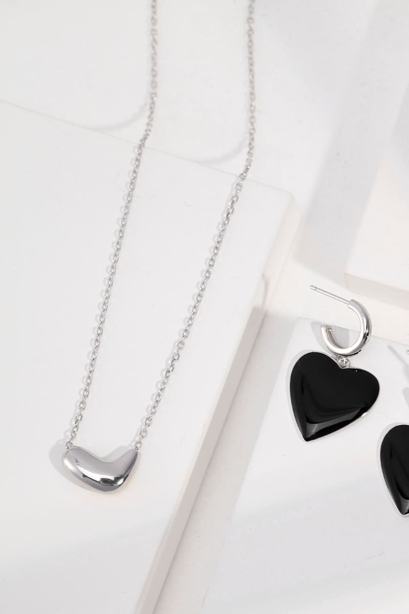 Minimalist-Silver-Necklace-Detail-2