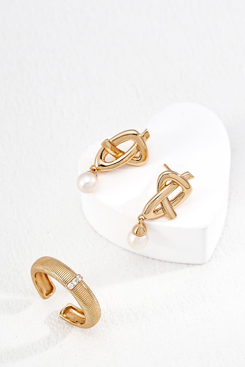 Natural-Pearl-Earrings-Details-Display-2