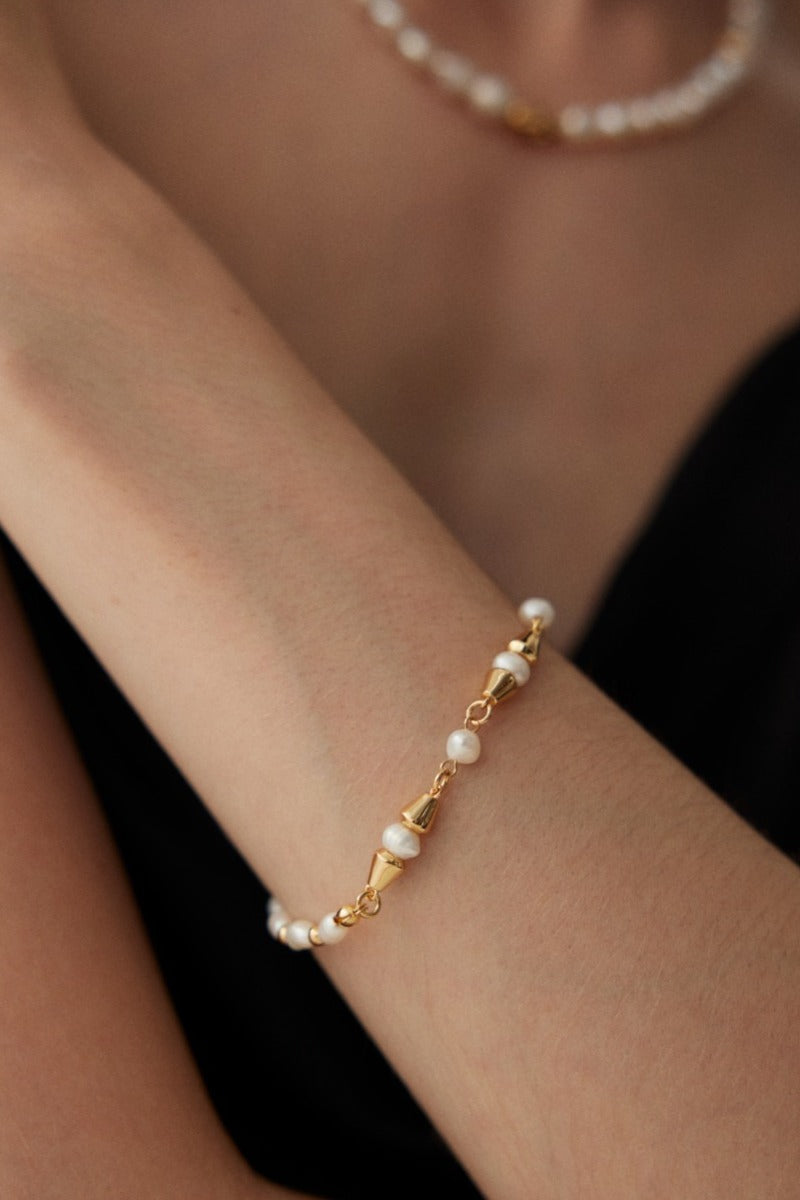 Pearl-Beaded-Bracelet-Wearing-Effect-1