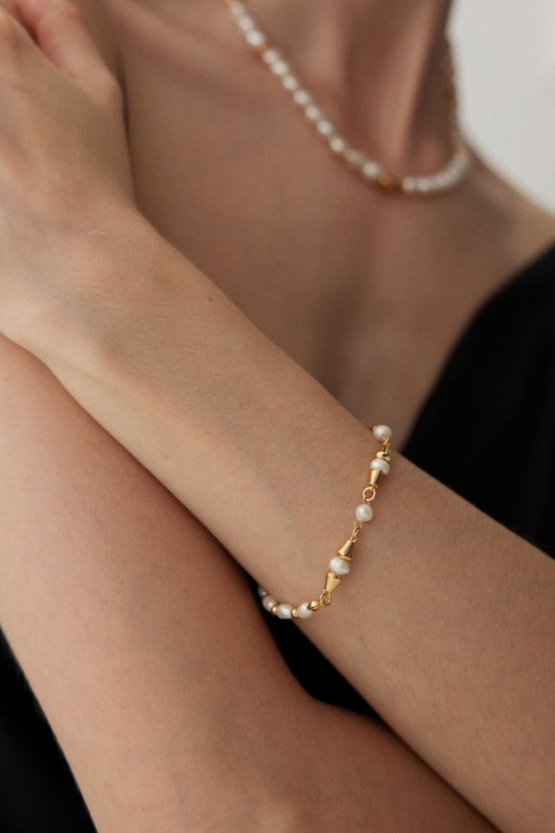 Pearl-Beaded-Bracelet-Wearing-Effect-2