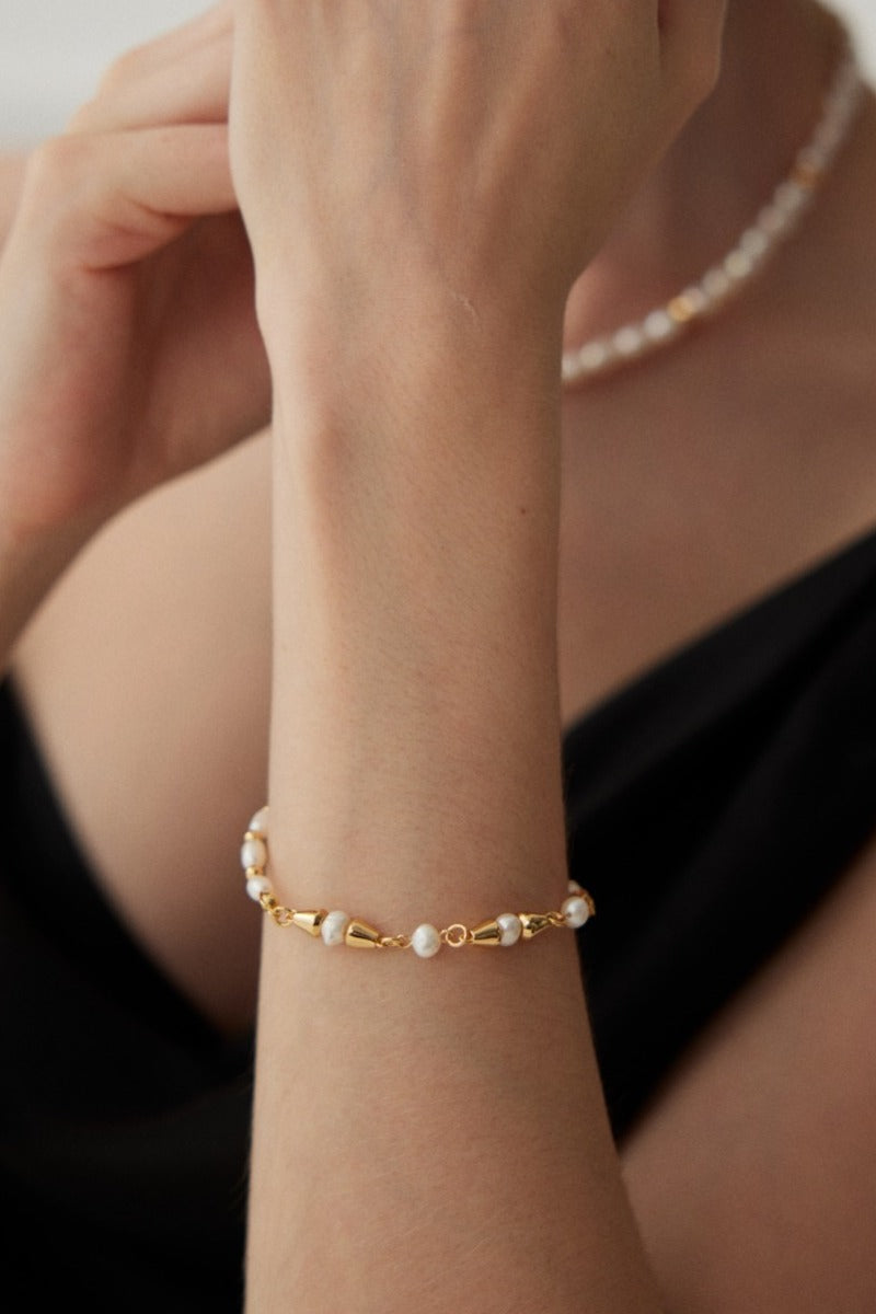 Pearl-Beaded-Bracelet-Wearing-Effect-3