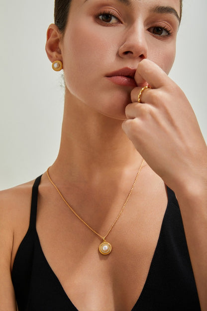 Pearl-Earrings-Necklace-Wearing-Effect