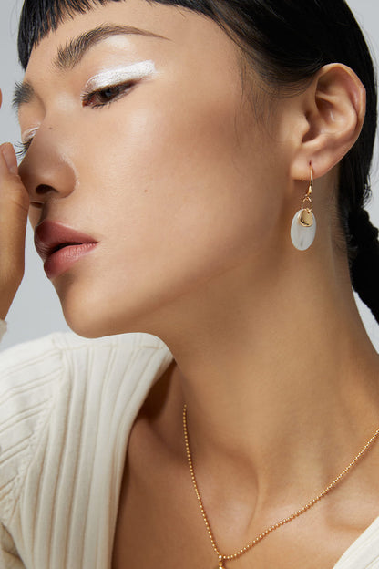 Pearl-Silver-Earrings-Wearing-Effect-2