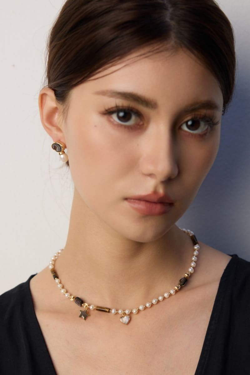 Pendant-Beaded-Necklace-Wearing-Effect-1