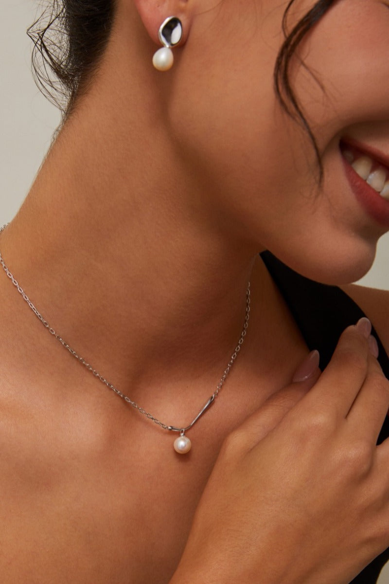 Pendant-Necklace-Wearing-Effect