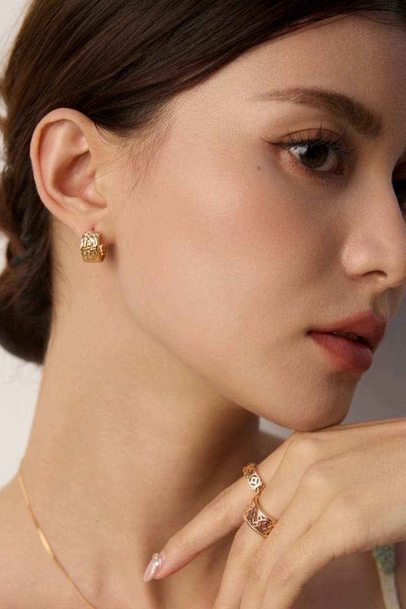 Silver-Hoop-Earrings-Wearing-Effect-1