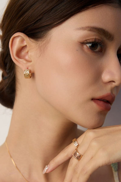 Silver-Hoop-Earrings-Wearing-Effect-1
