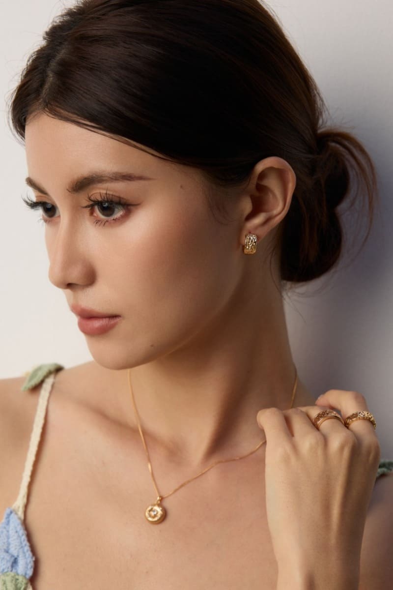 Silver-Hoop-Earrings-Wearing-Effect-2
